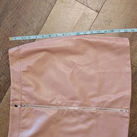 Pink vegan leather zip front skirt❤️❤️❤️ - Picture 6 of 7